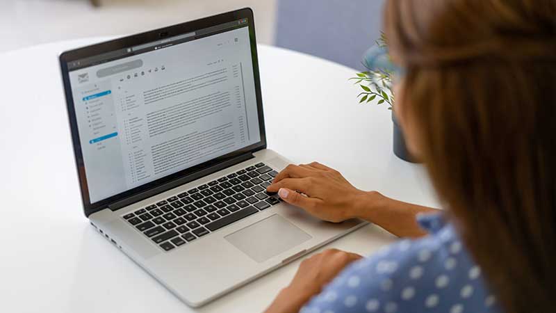 Mulher ao computador